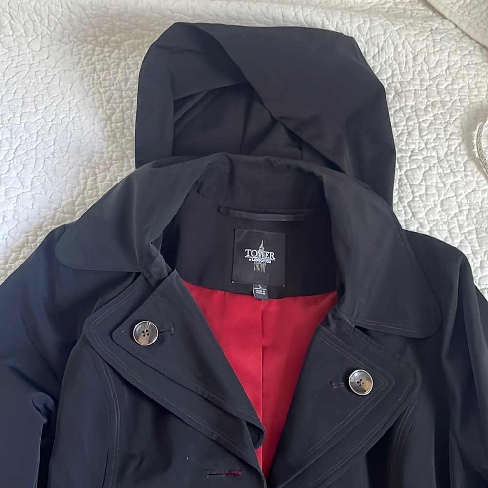 London Fog hooded, tied lined women’s raincoat!